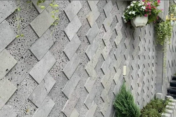 Tường ốp đá ong dạng xen kẽ