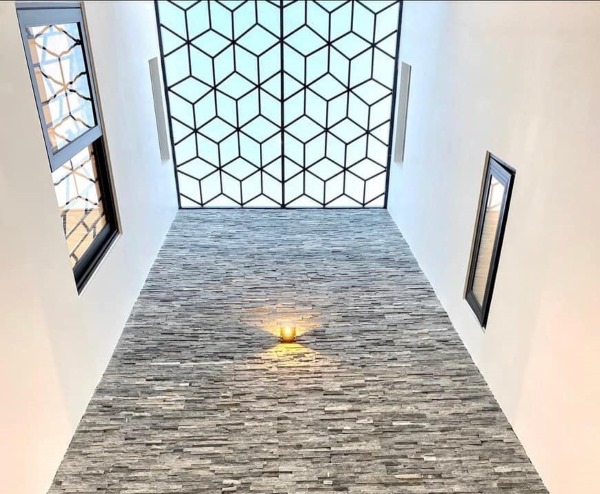 Sử dụng đá ghép ánh kim đen làm điểm nhấn cho giếng trời