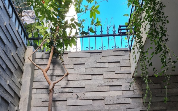 Đá tổ ong thường được lựa chọn làm vật liệu trong ốp tường rào