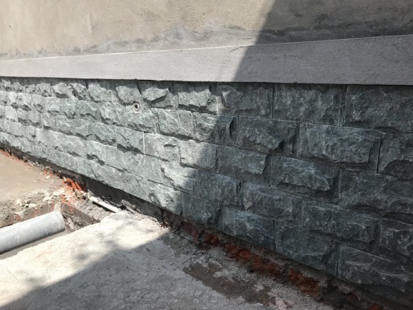 Đá bóc đen ốp chân tường rào