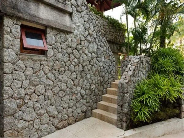 Đá tự nhiên ốp tường làm nổi bật không gian quán cafe