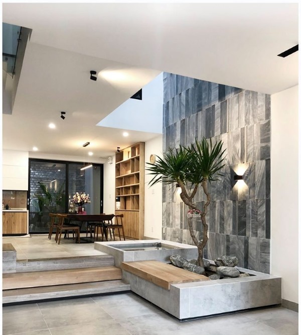 Giếng trời ốp đá theo kiểu dáng sọc dưa