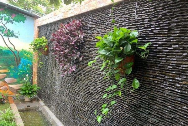 Sử dụng đá răng lược đen để xây tường thác nước nhân tạo đẹp mắt
