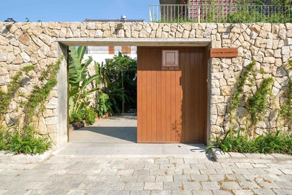 Mặt tiền resort rực rỡ với đá chẻ bao vàng lấp lánh