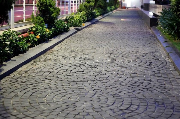 Đá cubic bazan đen khiến sân vườn trở nên sang trọng và hiện đại hơn