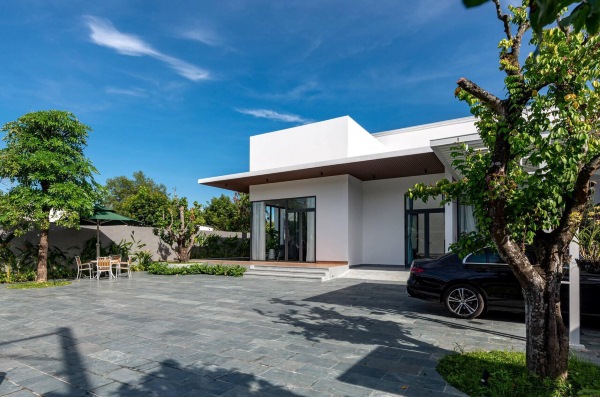 Sự kết hợp tinh tế giữa màu đá xanh rêu và cây xanh tạo điểm nhấn mới lạ