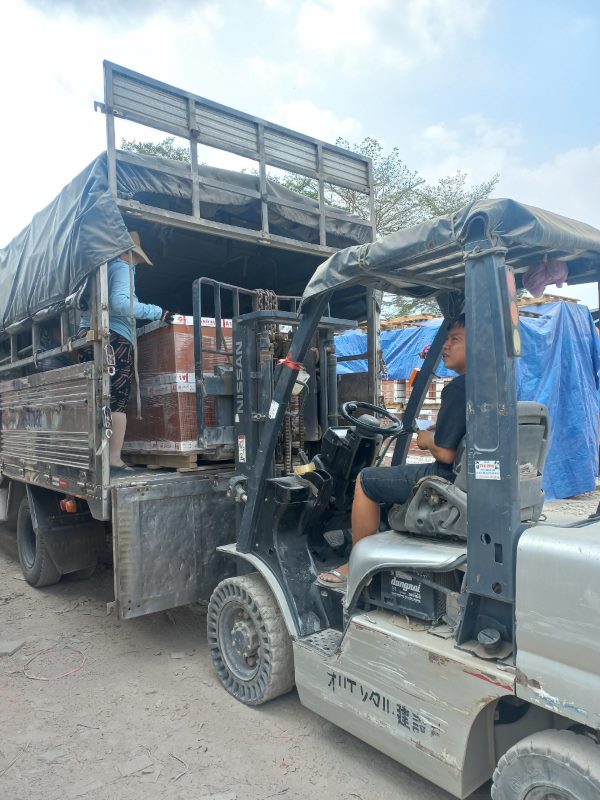 Gạch ngói Cotto Đất Việt được đưa lên xe