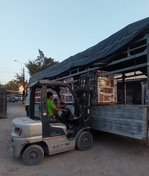 Công tác vận chuyển hàng lên xe cho khách