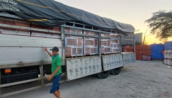 Hàng được đưa lên xe cẩn thận