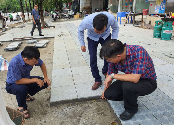 Công trình đang thi công ốp đá vỉa hè