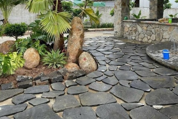 Sân vườn gây ấn tượng bởi màn lát sân bằng đá rối đen tự nhiên Sân vườn gây ấn tượng bởi màn lát sân bằng đá rối đen tự nhiên