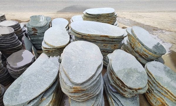 Đá bước dặm sân vườn xanh rêu