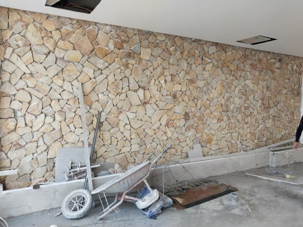 Đá chẻ bao vàng ánh kim (Đá rối) được sử dụng cho công trình tại Hóc Môn