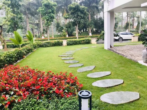 Sân vườn biệt thự gây ấn tượng với màn decor lát đá tự nhiên bước dặm