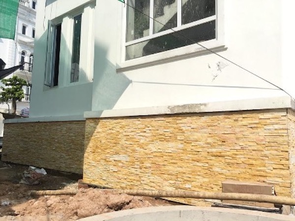 Công trình nhà ở gây ấn tượng với đá ghép vàng ốp chân móng Công trình nhà ở gây ấn tượng với đá ghép vàng ốp chân móng