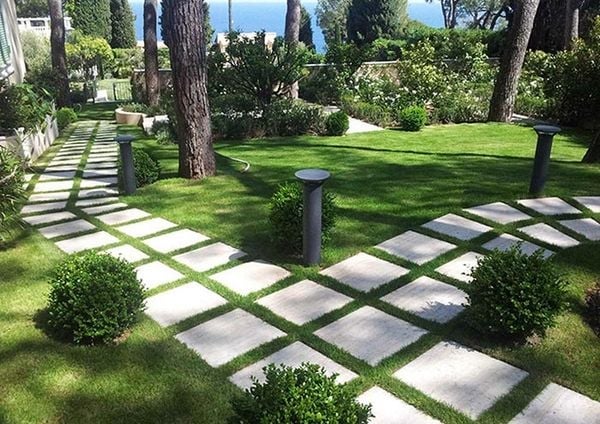 Sân vườn vô cùng đẹp mắt nhờ vào việc ốp lát lối đi