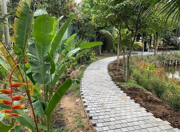 Sân vườn được thiết kế độc đáo với đá lát lối đi cubic