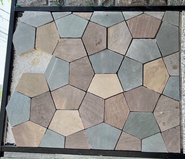 Đá ngũ giác đa sắc Đá ngũ giác đa sắc