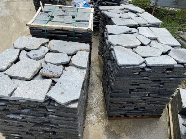 Đá rối ong quay cạnh Đá rối ong quay cạnh