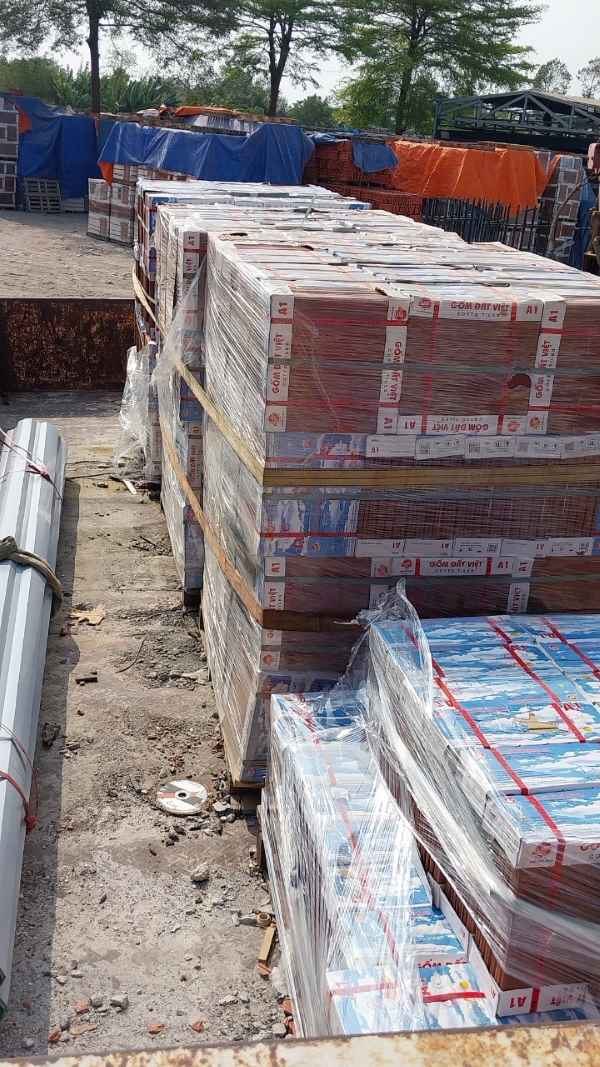 Gạch ngói Đất Việt được đóng gói để đi giao cho khách