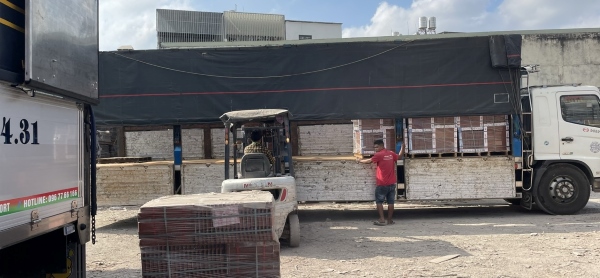 Khách hàng đặt mua hàng tại kho với số lượng lớn