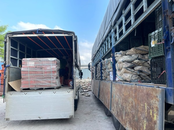 Các mặt hàng đá lát sân cũng được vận chuyển lên xe