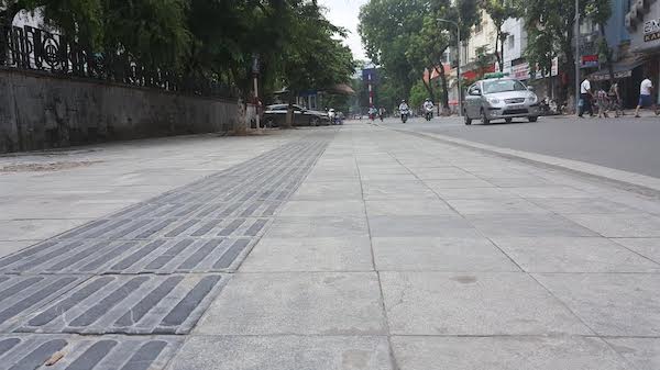 Cận cảnh vỉa hè lát đá ghi xám băm toàn phần