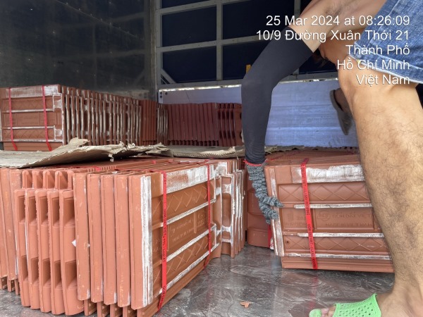 Gạch lát nền được đưa lên xe để giao cho khách