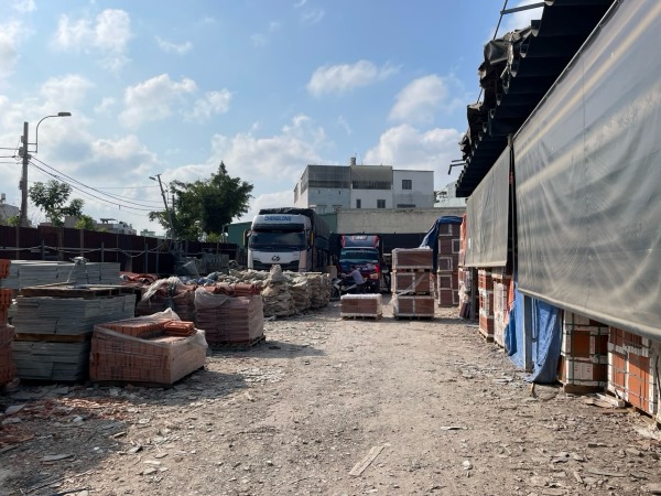 Giao hàng cho khách tại kho Tăng Bình Dương