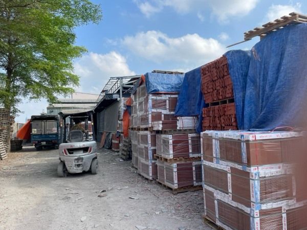 Xe nhận hàng tại kho để giao cho khách