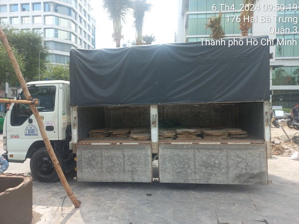 Vận chuyển đá thớt lát sân đến công trình Quận 3