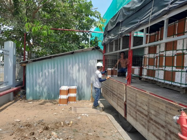 Bàn giao gạch lát cho khách