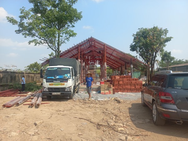 Xe đã vận chuyển ngói đến công trình