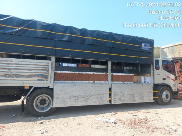 Đưa hàng lên xe tải để giao đến khách hàng