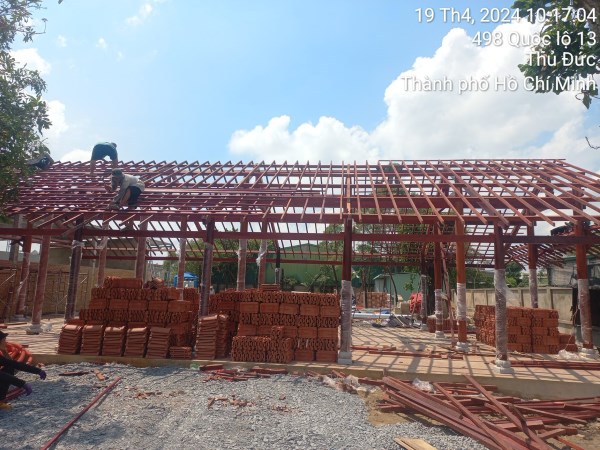 Tiến hành lợp ngói 22 cho công trình