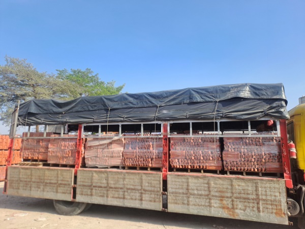 Ngói 22 Đất Việt được đưa lên xe để giao công trình Ngói 22 Đất Việt được đưa lên xe để giao công trình