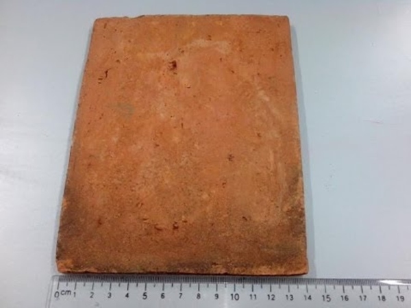 Sản phẩm có bề mặt phẳng và hình dạng vuông