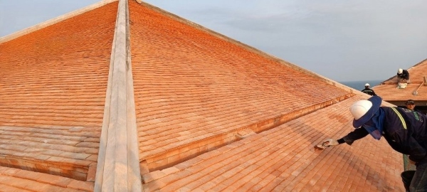 Quy trình lợp ngói đòi hỏi sự chính xác và kỹ thuật rất cao