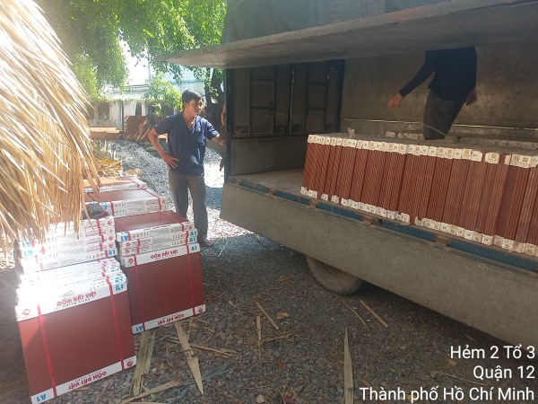 Tiến hành vận chuyển gạch lát cotto tráng men cho khách