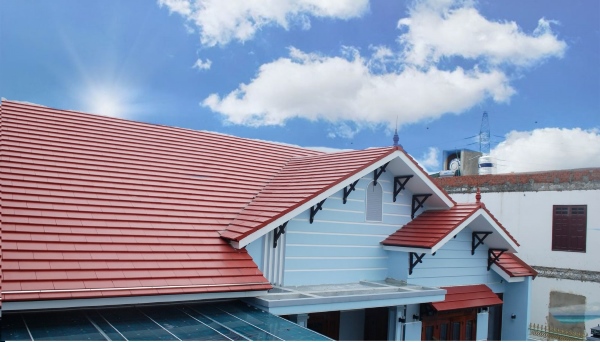 Mẫu nhà mái ngói đẹp màu đỏ cam mang đến sự tươi mới