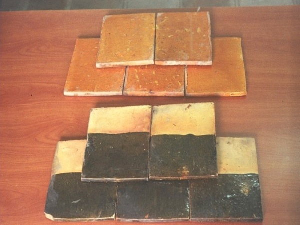 Ngói liệt có 2 màu đỏ đất và màu đen pha trộn cam nhạt