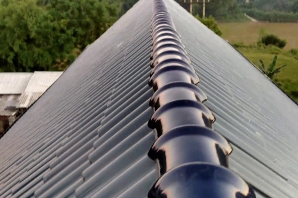 Cận cảnh mái nhà lợp ngói tráng men xanh