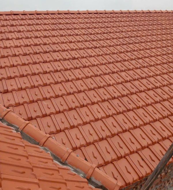 Ngói đất nung có khả năng chịu lực tốt, chống thấm nước