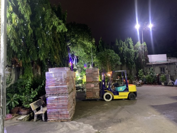 Quá trình nhập hàng vào kho của giáo xứ Gò Mây