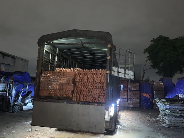 Ngói lợp được vận chuyển lên xe để giao cho khách