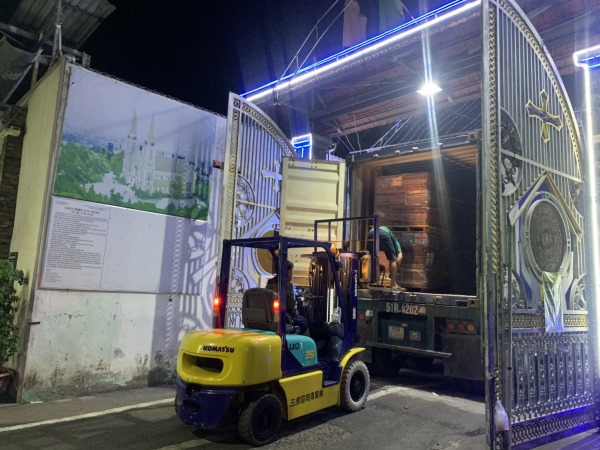 Ngói Classy được vận chuyển từ trên xe xuống