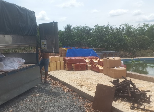 Vận chuyển ngói âm dương đến công trình Phạm Văn Hai