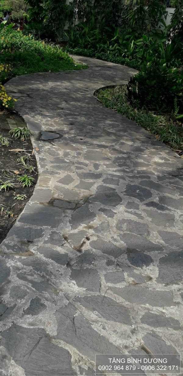 Đá chẻ bao xanh lát đường đi mang lại sự sạch đẹp