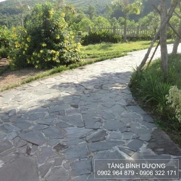 Đá chẻ bao xanh lát đường đi mang lại sự sạch đẹp