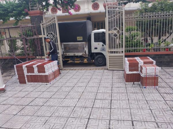 Gạch lát Hạ Long được giao đến công trình Hóc Môn